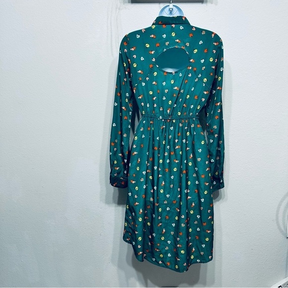 Green button up dress with collar, and open back. - Picture 6 of 11